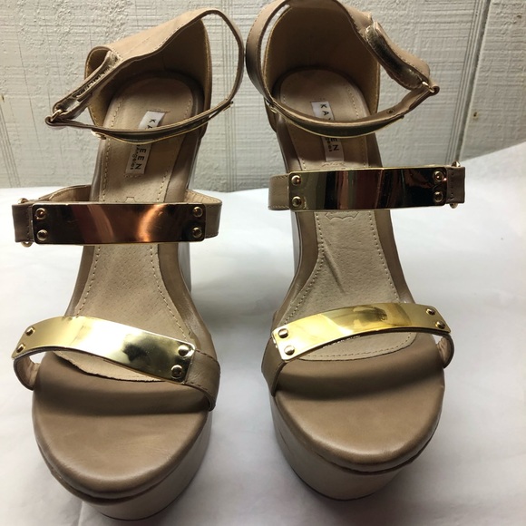 KAYLEEN By Los Angeles Women's size 10 taupe/beige with gold plates 5” Wedges - Picture 4 of 16
